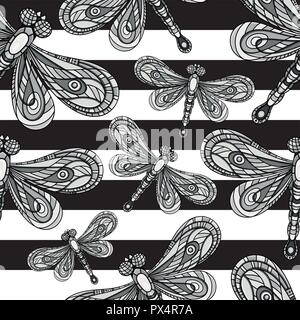 Dragonfly seamless pattern. Libellula su le strisce bianche e nere sullo sfondo. Background creativo con un insetto. Illustrazione Vettoriale. Wallpaper per tessile e tessuto. Lo stile di moda. Luminose colorate Illustrazione Vettoriale