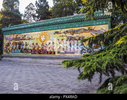 15 metro lungo il cinese murale raffigurante il rituale del culto del sole nel tempio del sole nel Distretto di Chaoyang a Pechino in Cina Foto Stock