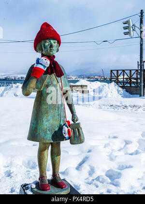 Akai Kutsu, la bambina con scarpe rosse sulla statua di Kimi-Chan nella città portuale giapponese settentrionale di Hakodate sull'isola di Hokkaido Foto Stock