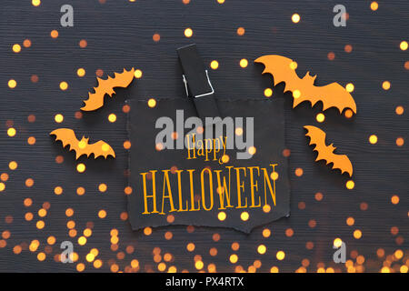 Halloween holiday il minimo alto visualizza immagine della lettera con testo happy Halloween su sfondo di legno. Scheda e concetto di invito Foto Stock