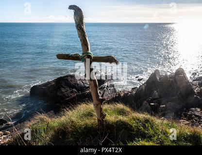 Una rudimentale croce di legno si trova presso il sito di San Ninian's Cave sulla costa di Dumfries e Galloway, Scozia. Foto Stock