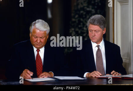 Il Presidente russo Boris Eltsin e il Presidente degli Stati Uniti William Clinton firmare il Partenariato per il progresso economico fattura commerciale in Oriente stanza della casa bianca su settembre 28th, 1994 prima di tenere una conferenza stampa congiunta a conclusione di Eltsin visita di Stato a Washington DC. Credito: Mark Reinstein/MediaPunch Foto Stock