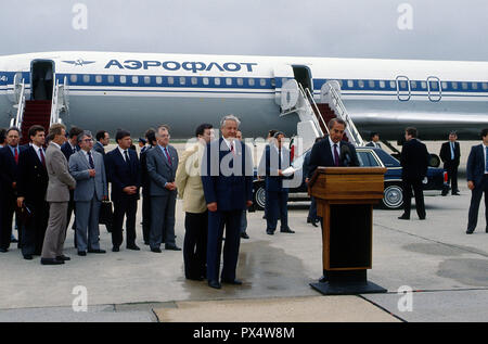 Il Presidente russo Boris Eltsin Nikolayvich è accolto da Kansas il senatore repubblicano Robert Dole e gli indirizzi dei membri della stampa dopo il suo arrivo da Mosca alla Andrews Air Force Base in Camp Springs, Maryland il 18 giugno 1991. Egli è a partecipare a riunioni con il Presidente George H.W. Bush alla Casa Bianca durante il suo soggiorno di 4 giorni negli Stati Uniti. Credito: Mark Reinstein/MediaPunch Foto Stock