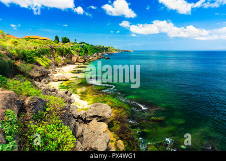 Scenic paesaggio marino, Bali. Alta scogliera tropicale sulla spiaggia di Pantai a Bali, Indonesia. Natura tropicale di Bali, Indonesia. Foto Stock