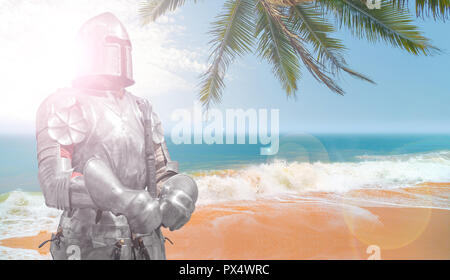 Cavaliere in casco e armatura metallica. Foto Stock