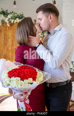 Uomo baci delicatamente una donna Foto Stock