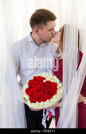 Baci uomo una donna Foto Stock