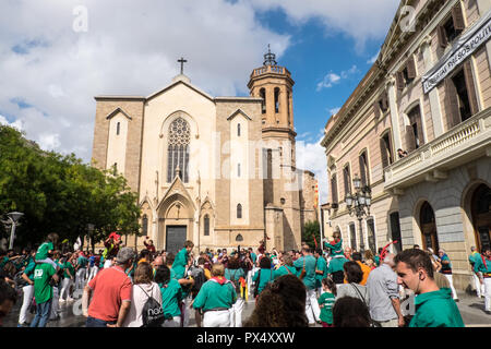 Giovani,membri,d,Castellers, ,,Umana castle,squadre,ondata,sciarpe,colori,a,i,fine,d,i,evento,dopo,che,costruito,torri umane,a,Sabadell,Barcelona, Foto Stock