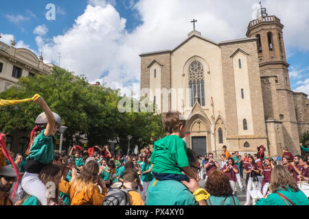 Giovani,membri,d,Castellers, ,,Umana castle,squadre,ondata,sciarpe,colori,a,i,fine,d,i,evento,dopo,che,costruito,torri umane,a,Sabadell,Barcelona, Foto Stock