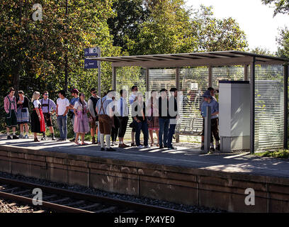 Oktoberfest frequentatori di partito ottenere i biglietti alla stazione Riem sulla U-Bahn in una gloriosa giornata di sole a fine settembre. Foto Stock