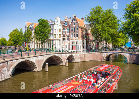 Amsterdam canal boat andare sotto i ponti di Leidsegracht canal in corrispondenza della giunzione con canale Keizergracht Amsterdam Paesi Bassi Olanda UE Europa Foto Stock