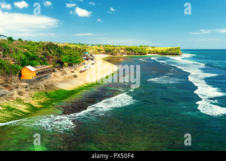 Spiaggia di Azure con montagne rocciose e limpide acque dell Oceano Indiano a giornata di sole / una vista di una scogliera a Bali Indonesia / Bali, Indonesia Foto Stock