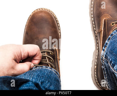 Uomini stivali marrone e blu jeans isolato Foto Stock