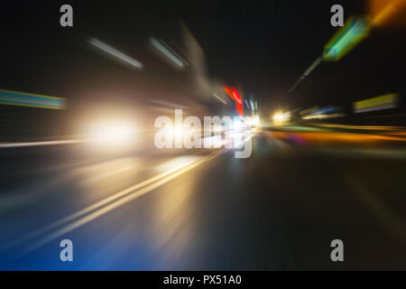 I carrelli si muove sul paese autostrada di notte Foto Stock