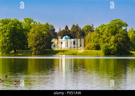Uno splendido scenario dell'isola di Swan (Schwaneninsel) con il suo piccolo tempio bianco e anatre nuoto sul lago (Aueteich) su di una bella giornata di sole in ... Foto Stock