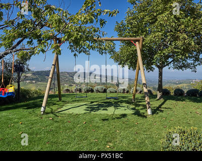 Vista di un altalena nelle Langhe countryisde. Si tratta di un popolare luogo di Pedmont molto popolare a causa dei buoni vini e cibo Foto Stock