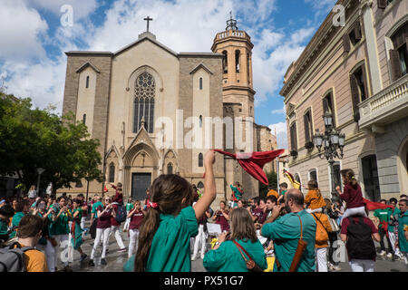 Giovani,membri,d,Castellers, ,,Umana castle,squadre,ondata,sciarpe,colori,a,i,fine,d,i,evento,dopo,che,costruito,torri umane,a,Sabadell,Barcelona, Foto Stock