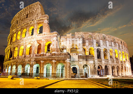 Vista sul Colosseo in Twilight, nessun popolo Foto Stock