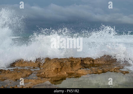 Sulla costa di Cala Blanca in Jávea (Xabia) Provincia di Alicante, Spagna Foto Stock