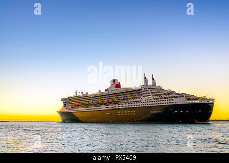 Adelaide, Australia - 16 Febbraio 2018: Queen Mary 2 nave da crociera lasciando porto esterno terminale passeggeri Foto Stock