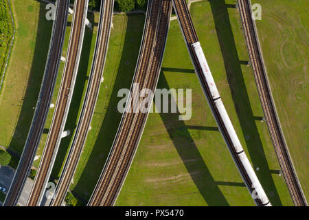 Vista aerea di un treno pubblico che corre lungo una pista. Singapore. Foto Stock