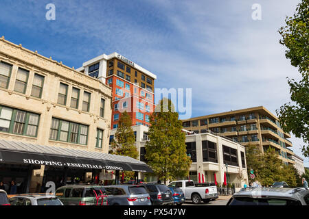 ASHEVILLE, NC, Stati Uniti d'America-10/17/18: Visualizzazione di Grove Arcade, Cambria Hotel e 21 Battery Park Condos e loft. Foto Stock