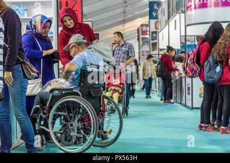 Eskisehir, Turchia - Ottobre 09, 2018: uomo in sedia a rotelle in visita a Eskisehir Fiera del libro con la sua famiglia Foto Stock