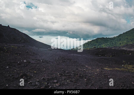 Paesaggi mutevoli intorno al Volcan Pacaya, uno del Guatemala la maggior parte dei vulcani attivi, dalla roccia vulcanica nera a lussureggianti foreste Foto Stock