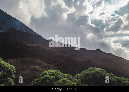 I turisti escursione i paesaggi mutevoli intorno al Volcan Pacaya, uno del Guatemala la maggior parte dei vulcani attivi, dalla roccia vulcanica nera al verde e lussureggiante fores Foto Stock
