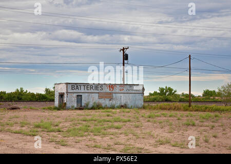 Vecchio Garage abbandonato sul percorso 66, Holbrook, Arizona, Stati Uniti d'America Foto Stock
