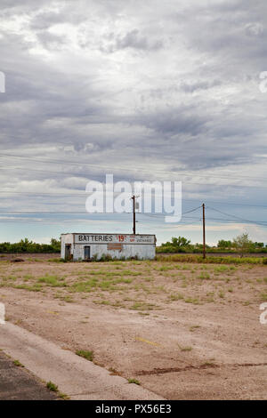 Vecchio Garage abbandonato sul percorso 66, Holbrook, Arizona, Stati Uniti d'America Foto Stock