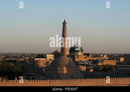 Vista dal Sheikh Bobo della torre di vedetta al 56,6 metri Islam Khodja minareto e il Pahlavan Mahmud moschea nel Ichan-kala nel centro storico della città di Khiva la ex capitale della Khwarezmia e del Khanato di Khiva elencati come patrimonio mondiale dell'Unesco si trova nella regione di Xorazm, Uzbekistan Foto Stock