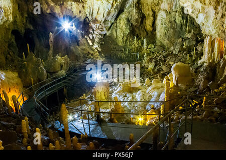 APUSENI, Romania - Ott 04, 2015: hall di Ursus spelaeus in una caverna nel Nord-ovest le montagne rumeno Bihor district, Transilvania Foto Stock