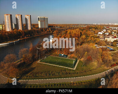 Paesaggio con campo di calcio in Khimki, Russia Foto Stock