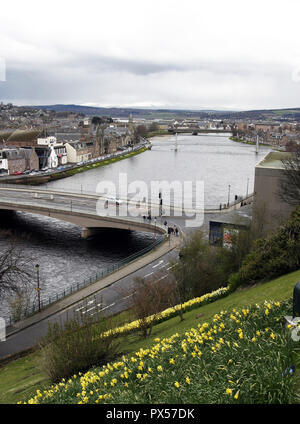 Guardando in giù il pendio ripido da Inverness Castle sul fiume Ness in Inverness che è la capitale delle Highlands in Scozia. Foto Stock