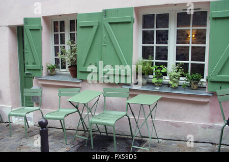 Tavolo e sedia su una terrazza a Parigi, Francia Foto Stock