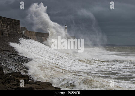 Tempesta di onde che si infrangono contro Porthcawl frangionde Foto Stock