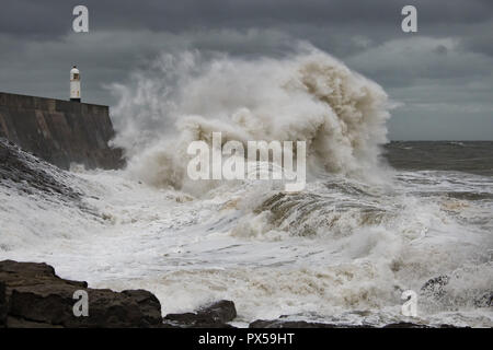 Tempesta di onde che si infrangono contro Porthcawl frangionde Foto Stock