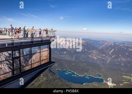 Hotel a Garmisch - Partenkirchen - 12 settembre 2018: piattaforma di osservazione in cima della montagna Zugspitze nelle Alpi con i visitatori in vista. Foto Stock