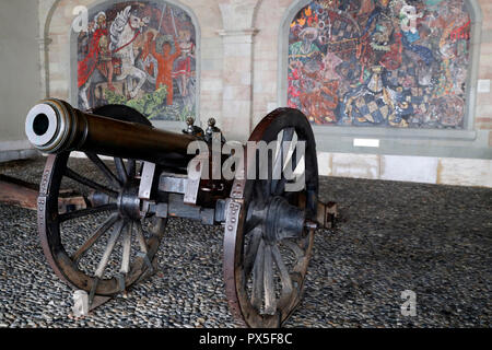 Canon che protegge la città vecchia di fronte Cingria mosaici su Arsenal cortile. Ginevra. La Svizzera. Foto Stock