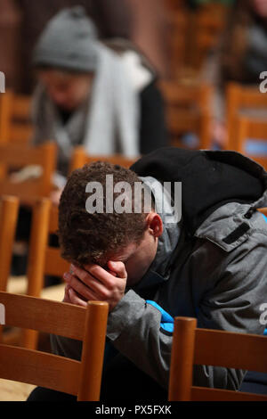 Leonhardskirche. Incontro europeo dei giovani di Taizé a Basilea. Giovani pellegrini in preghiera. Basilea. La Svizzera. Foto Stock