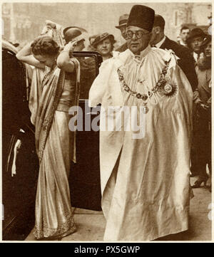 Sir Sultan Muhammed Shah, Aga Khan III con sua moglie iniziata Aga Khan frequentando l incoronazione del re George il sesto a Westminster Abbey il 12 maggio 1937. Egli è stato il 48th Imam di Ismaili Nizari religione e stato co-fondatore e primo presidente dell All India Lega Musulmana AIML Foto Stock