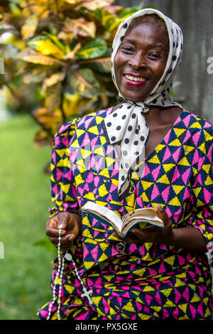 Pellegrino a Nostra Signora dell'Africa santuario Cattolico, Abidjan, Costa d'Avorio. Foto Stock