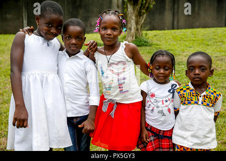 Bambini a Nostra Signora dell'Africa santuario Cattolico, Abidjan, Costa d'Avorio. Foto Stock