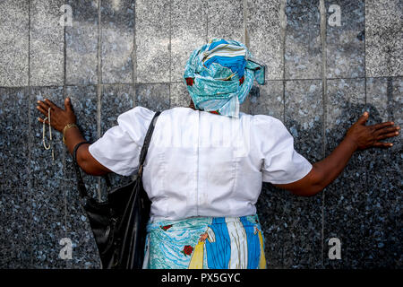 Pellegrino a Nostra Signora dell'Africa santuario Cattolico, Abidjan, Costa d'Avorio. Foto Stock