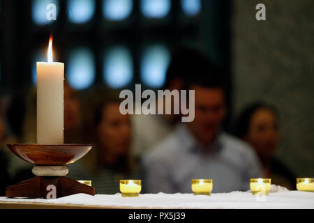 La Visitazione monastero. Catholic mass. Candela Churc sull altare principale. Marclaz. La Francia. Foto Stock