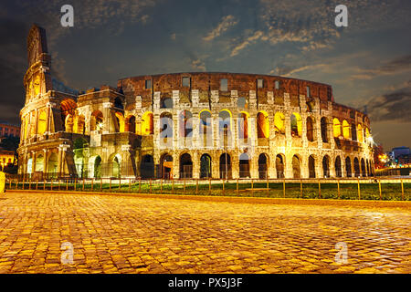 Notte Vista sul Colosseo a Roma Foto Stock