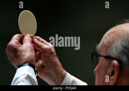 La Visitazione monastero. Catholic mass. Celebrazione eucaristica. Close-up. Marclaz. La Francia. Foto Stock