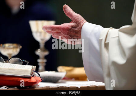 La Visitazione monastero. Catholic mass. Celebrazione eucaristica. Close-up. La preghiera del Signore anche chiamato il Padre Nostro. Marclaz. La Francia. Foto Stock