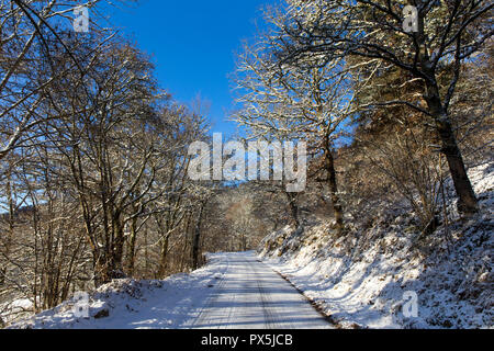 Strada innevata in Lanau, Cantal. La Francia. Foto Stock
